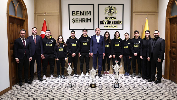 Judocular 2025’te kazandıkları kupaları Başkan Altay’a takdim etti