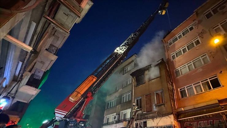 Kadıköy’de metruk binada çıkan yangında pencereden atlayan kişi ağır yaralandı