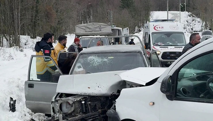 Kamyonet ile hafif ticari araç çarpıştı: 3’ü çocuk 7 yaralı
