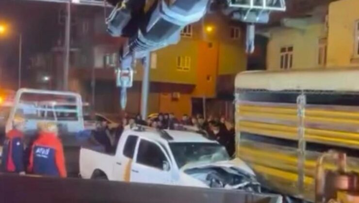 Kamyonete çarpan pikabın sürücüsü sıkıştığı yerden itfaiye ekiplerince çıkartıldı