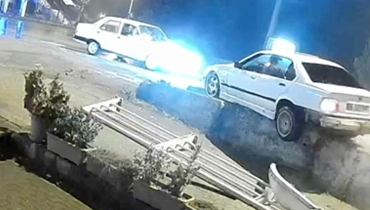 Karabük’te otomobilin korkuluklara çarpma anı kamerada