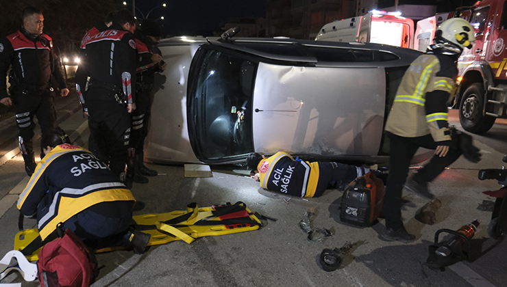 Karaman’da devrilen otomobilin altında kalan sürücü itfaiye ekiplerince çıkarıldı