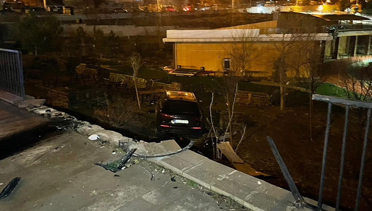 Karaman’da kontrolden çıkan cip kafenin bahçesine uçtu