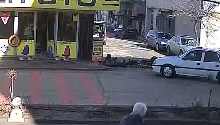 Karaman’da motosikletlinin yaralandığı kaza kameraya yansıdı