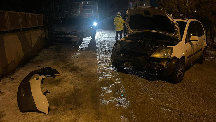 Karaman’da park halindeki 2 araca çarpan otomobilin sürücüsü kaza yerini terk etti