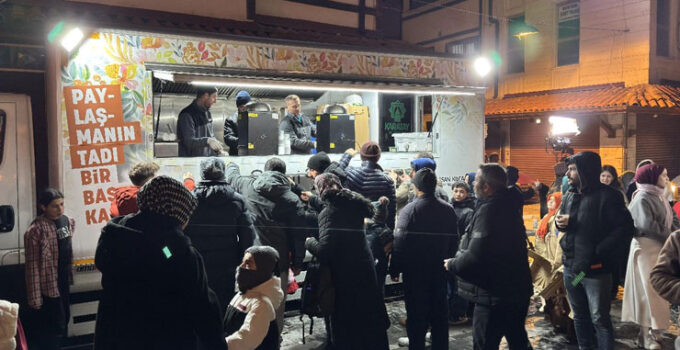 Karatay Belediyesi’nden ballı süt ikramı