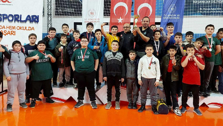 Karataylı güreşçiler Kahramanmaraş’tan ikincilikle döndü