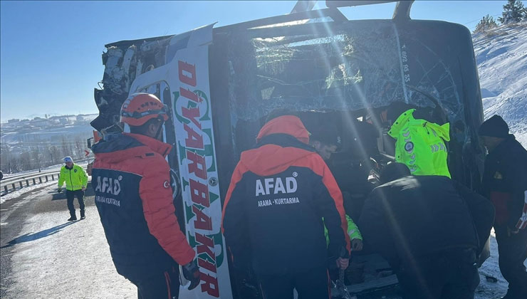 Kars’ta devrilen yolcu otobüsündeki 17 kişi yaralandı