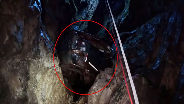 Keşif için girdikleri mağarada hurda otomobille karşılaştılar