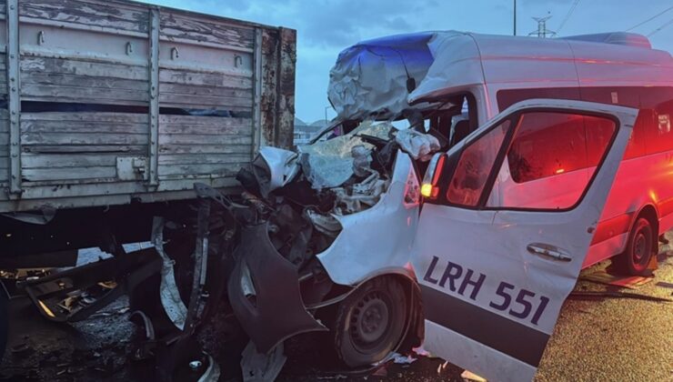 Kocaeli’de kamyon ile servis minibüsünün çarpıştığı kazada 7 kişi yaralandı