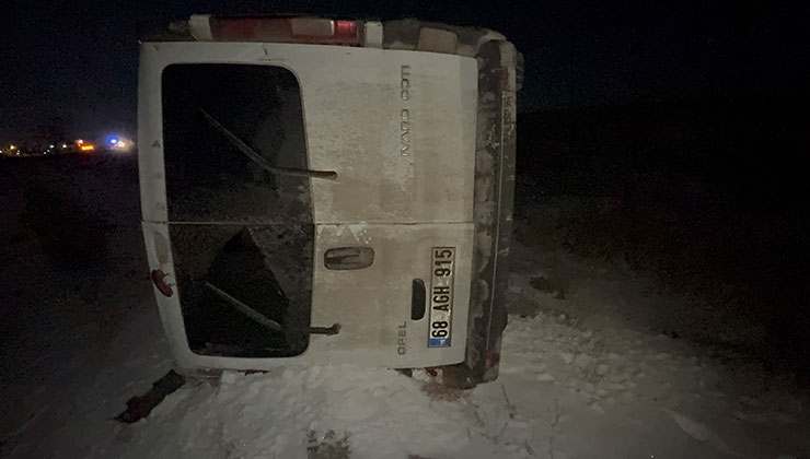 Konya yolunda kaza: Otomobille çarpışan minibüs şarampole takla attı