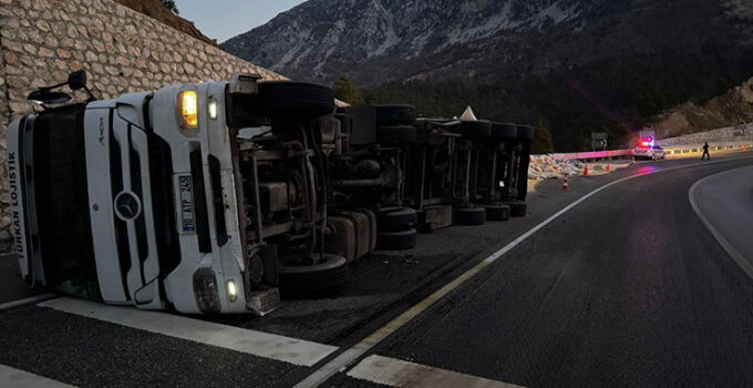 Konya yolunda kaza! Yem yüklü tır devrildi