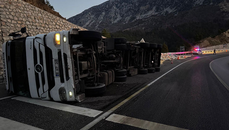 Konya yolunda kaza! Yem yüklü tır devrildi