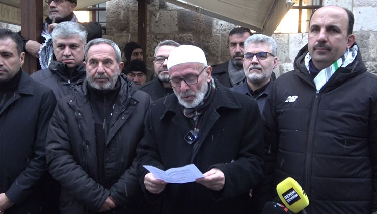 Konya’da aileler yeni yılın ilk sabah namazında camide buluştu