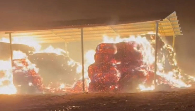 Konya’da çiftlikte çıkan yangında saman balyaları yandı