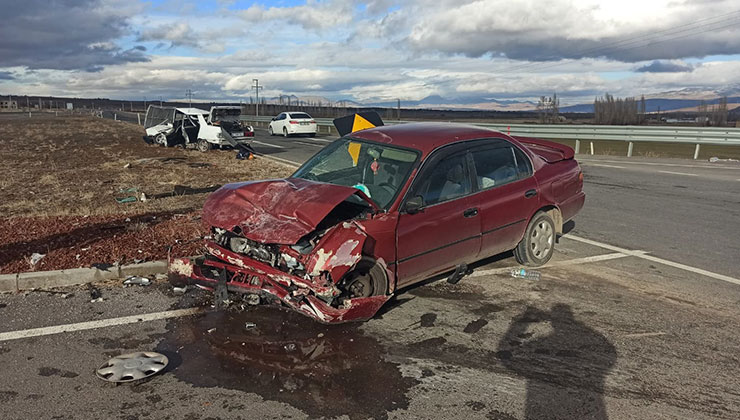 Konya’da feci kaza! Kavşakta iki otomobil çarpıştı: 1 ölü, 1 yaralı