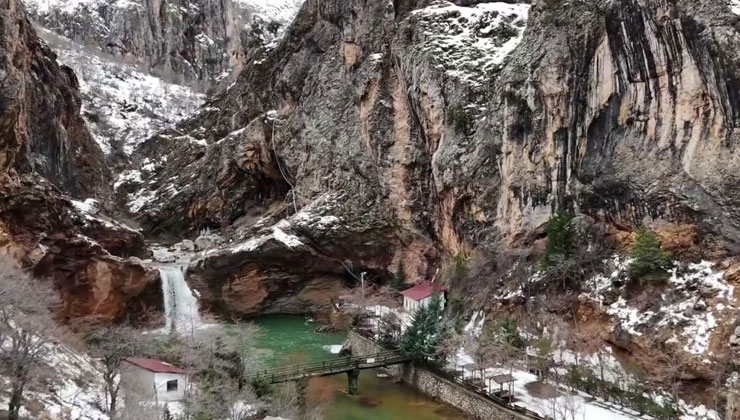 Konya’da karla kaplanan şelalenin nefes kesen görüntüsü