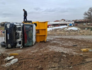 Konya’da kontrolden çıkan kamyon devrildi: 2 yaralı