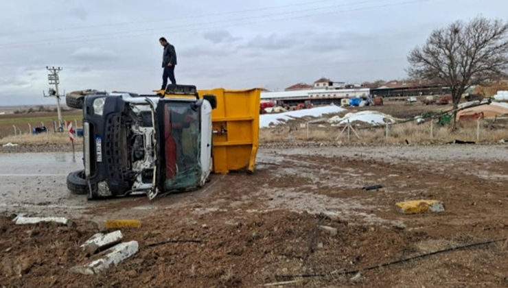 Konya’da kontrolden çıkan kamyon devrildi: 2 yaralı