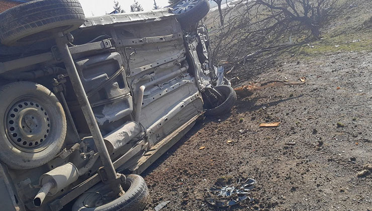 Konya’da kontrolden çıkan kamyonet devrildi