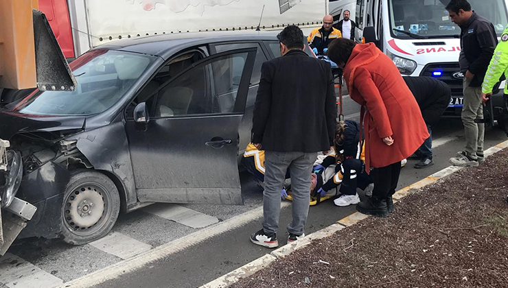 Konya’da otomobil, kırmızı ışıkta bekleyen tıra çarptı: 1 yaralı
