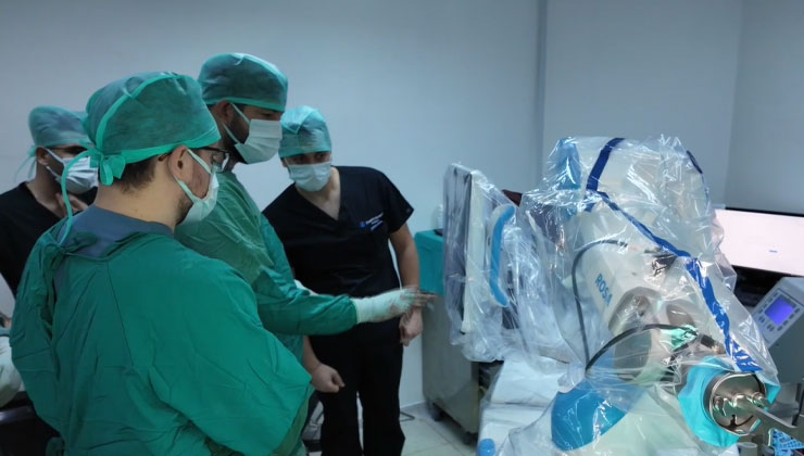Konya’da robotik diz proteziyle 10 yıllık ağrı bitti