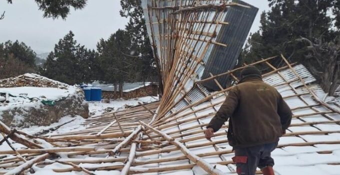 Konya’da şiddetli fırtına ahırın çatısını uçurdu
