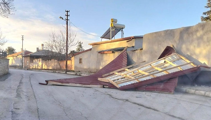 Konya’da görülen şiddetli rüzgarın bilançosu ağır oldu