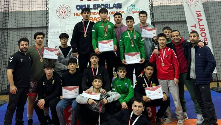 Konyalı güreşçiler, Yozgat’ta madalyaları topladı