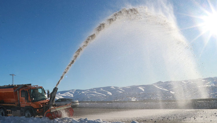 Konya’nın çatısında kar yağışı yüzleri güldürdü