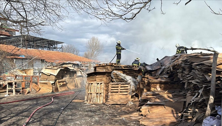 Kütahya’da mobilya atıklarının bulunduğu depoda çıkan yangına müdahale ediliyor