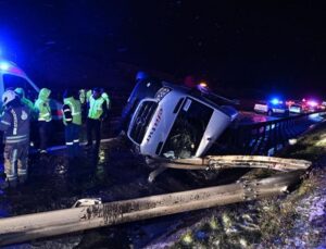 Kuzey Çevre Otoyolu’nda servis minibüsü devrildi, 11 kişi yaralandı