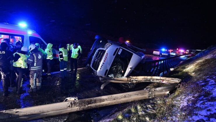 Kuzey Çevre Otoyolu’nda servis minibüsü devrildi, 11 kişi yaralandı