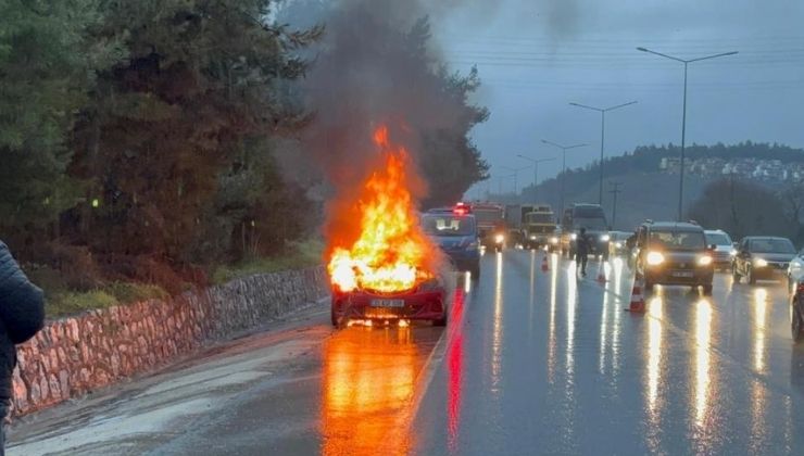 Motor arızası veren otomobil alev alev yandı