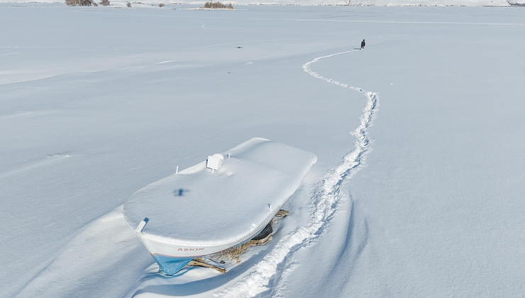 Nazik Gölü’nün yüzeyi buzla kaplandı
