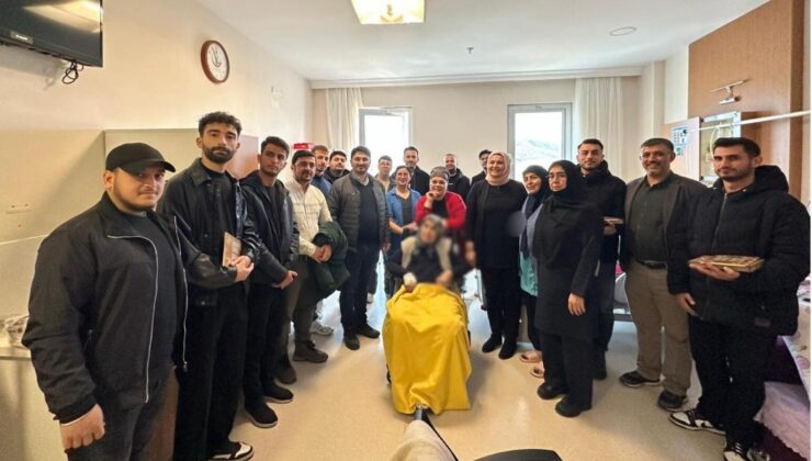 Öğrencilerden hastalara moral ziyareti