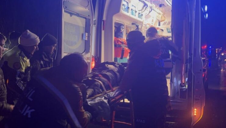 Otomobil çaya uçtu: Baba ve oğlu öldü