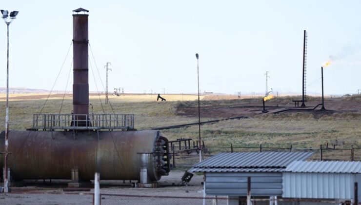 Suriye’nin Deyrizor ilindeki aşiretler, Fırat’ın doğusundaki Ömer petrol ve Kuniko gaz sahasını ele geçirdi
