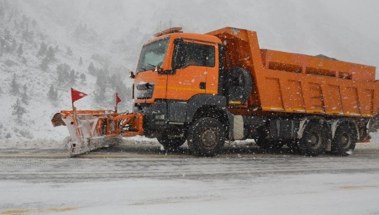 Sürücülerin dikkatine: Konya kara yolunda kar yağışı aralıklarla sürüyor