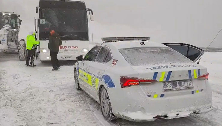 Tur otobüsünde donma tehlikesi geçiren 44 kişi kurtarıldı