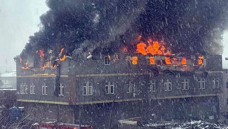 Tuzla’da fabrikada çıkan yangına itfaiye ekipleri müdahale ediyor