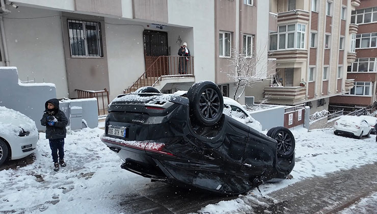 Ümraniye’de kontrolden çıkan otomobil takla attı: 3 yaralı