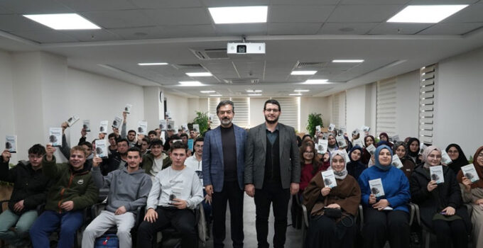 Ünlü yazar Konya’da LİMA öğrencileriyle bir araya geldi