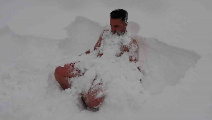 Van’da eksi 8 derecede kar banyosu yaptı