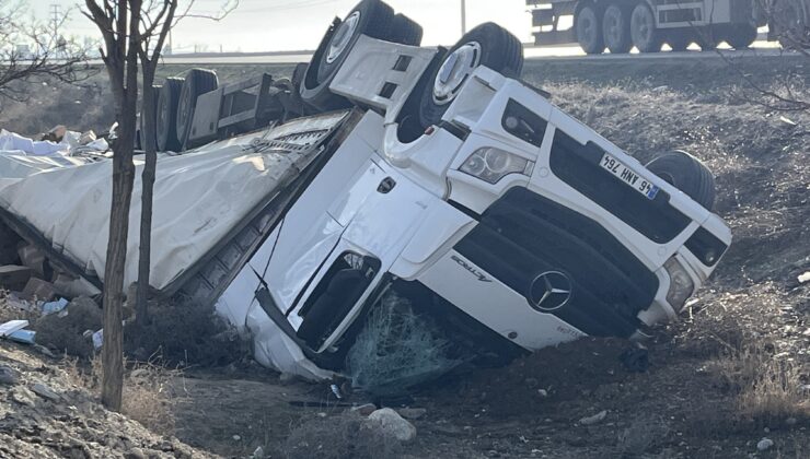 Konya’da feci kaza! Kontrolden çıkan tır şarampole devrildi