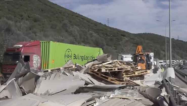 Anadolu Otoyolu’nun İstanbul yönü, Kocaeli kesimindeki kaza nedeniyle ulaşıma kapandı