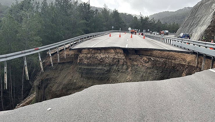 Antalya’da Kumluca-Kemer kara yolu göçük ve heyelan nedeniyle kısmen ulaşıma kapatıldı