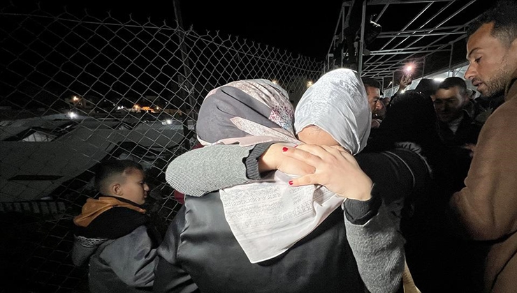 Aylar sonra kısıtlamalarla açılan Refah Kapısı’ndan Filistinlilerin sınırlı geçişleri sürüyor