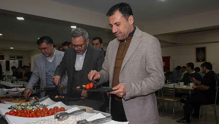 Başkan Özgökçen sahurda öğrencilerle buluştu