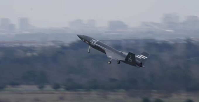 Bayraktar KIZILELMA eğitim uçuşunu başarıyla tamamladı